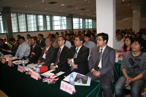 嘉賓和觀眾認(rèn)真聆聽(tīng)專家演講