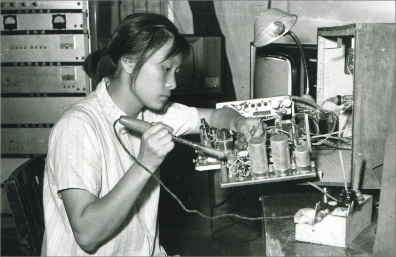 1970年，中國(guó)誕生第一臺(tái)彩色電視機(jī)，數(shù)年之后，長(zhǎng)虹才開始電視機(jī)的研制