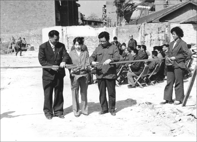 1986年，長(zhǎng)虹彩電工程奠基，這樣的剪彩儀式，剪出了中國(guó)最大的彩電生產(chǎn)基地之一