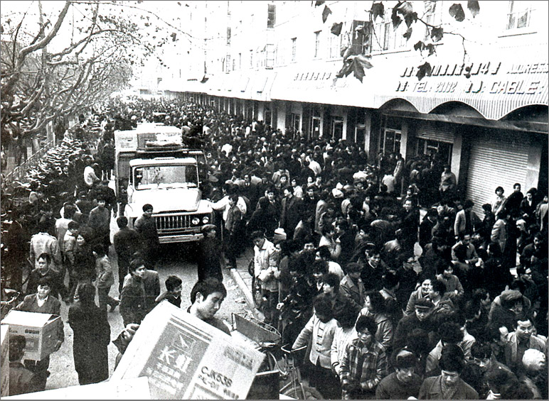 1989年，在彩電計(jì)劃調(diào)控的年代，長(zhǎng)虹彩電的降價(jià)引發(fā)搶購(gòu)潮