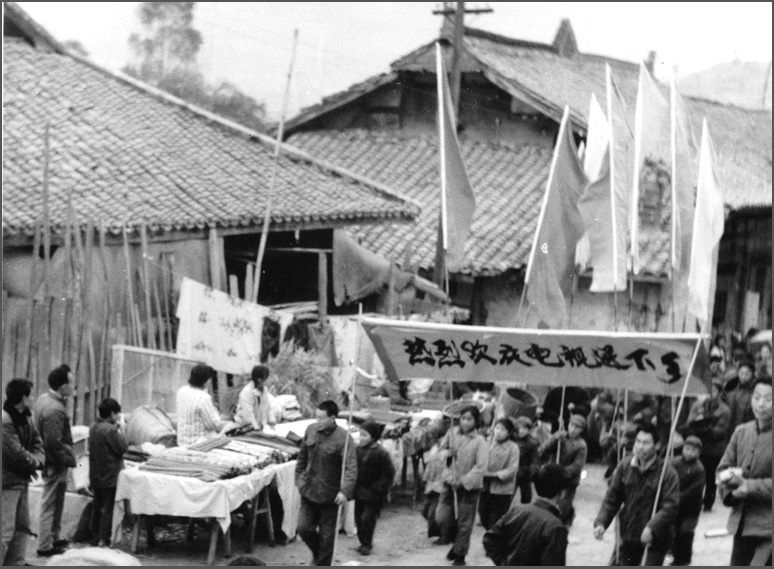 這可能是中國(guó)第一場(chǎng)&ldquo;家電下鄉(xiāng)&rdquo;，當(dāng)時(shí)長(zhǎng)虹在春季把彩電免費(fèi)送下鄉(xiāng)，秋天豐收后農(nóng)民有錢了再去收錢