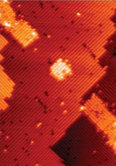 這是量子點設(shè)備模板，中間的小孔就是由7個磷原子構(gòu)成的