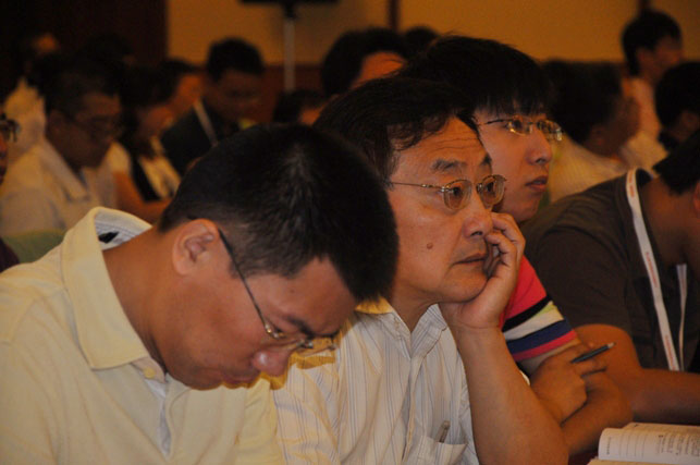 現(xiàn)場(chǎng)觀眾認(rèn)真聽(tīng)講