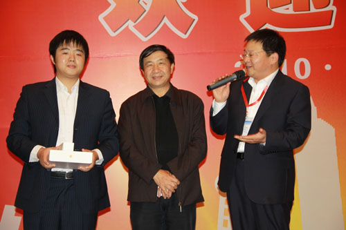 iPad大獎(jiǎng)獲得者張?chǎng)魏蛣⑷炅窒壬嫌傲裟? align=