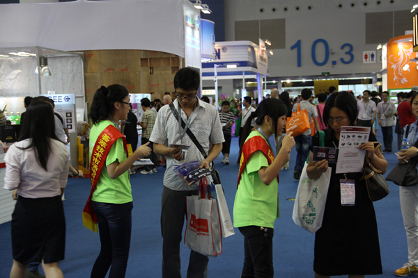 EP工作人員向觀眾派發(fā)Expo Pack