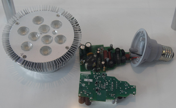 圖2. 使用PI LinkSwitch-PH設計的功率因數(shù)大于0.9的14W LED驅(qū)動電路方案