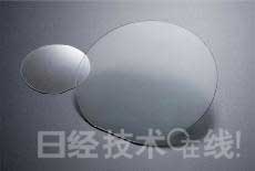 GaN晶圓。左為2英寸產(chǎn)品，右為4英寸產(chǎn)品