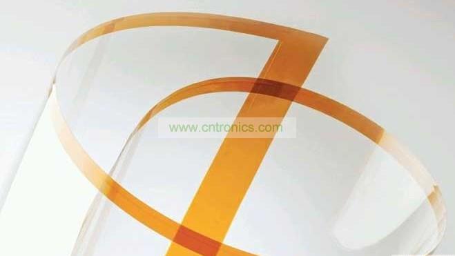 將Willow Glass卷成圓筒狀。