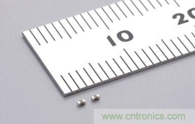  【導(dǎo)讀】目前伴隨著手機(jī)、平板電腦、LED照明等高科技電子產(chǎn)品的普及，電子設(shè)備正在不斷向小型化發(fā)展，電源的輸出功率也正在不斷增大。因此對電子設(shè)備采取過熱保護(hù)措施的重要性正在日益增強(qiáng)。其中特別對于只需組成簡單的電路就能夠發(fā)揮過熱保護(hù)作用的PTC熱敏電阻的需求正在不斷增加。本屆介紹的是村田一款1.0&times;0.5mm、溫度測量誤差&plusmn;3℃、額定零功率電阻值為1k&Omega;的片式PTC熱敏電阻。  隨著手機(jī)、平板電腦、LED照明等高科技電子產(chǎn)品的普及，電子設(shè)備正在不斷向小型化發(fā)展，電源的輸出功率也正在不斷增大，因此對電子設(shè)備采取過熱保護(hù)措施也更加重要，其中特別對于只需組成簡單的電路就能夠發(fā)揮過熱保護(hù)作用的PTC熱敏電阻的需求正在不斷增加。  現(xiàn)在具有過熱保護(hù)作用的片式PTC熱敏電阻的外形尺寸一般都大于1.6&times;0.8mm，溫度測量*2誤差也都大于&plusmn;5℃。村田利用自己開發(fā)的材料技術(shù)和生產(chǎn)工藝技術(shù)，成功地實(shí)現(xiàn)了外形尺寸為1.0&times;0.5mm、溫度測量誤差為&plusmn;3℃、額定零功率電阻值為1k&Omega;的片式PTC熱敏電阻系列產(chǎn)品的商品化。我們根據(jù)該產(chǎn)品的溫度測量值，在從80℃至150℃的范圍中以10℃為單位，劃分了各系列產(chǎn)品。  產(chǎn)品特點(diǎn)      * 外形尺寸小 (1.0&times;0.5mm)     * 溫度測量誤差小 (電阻值為100k&Omega;和10k&Omega;時，溫度測量誤差分別為&plusmn;3℃和&plusmn;5℃)     * 擁有豐富的以10℃為單位的系列產(chǎn)品，能夠滿足客戶的各種溫度測量要求 (80℃～150℃ (電阻值為100k&Omega;時) ; 65℃～135℃ (電阻值為10k&Omega;時) )     * 符合TUV和UL安規(guī)標(biāo)準(zhǔn)  用途      * LED燈的過熱保護(hù)和電力控制     * 筆記本電腦的電源散熱等; DC-DC轉(zhuǎn)換器的MOSFET*3過熱保護(hù); 鋰離子電池保護(hù)電路中的MOSFET過熱保護(hù)     * 電動機(jī)逆變器和線圈的過熱保護(hù)和電力控制  術(shù)語說明  *1 熱敏電阻: 	對熱敏感的半導(dǎo)體電阻，其電阻值會隨溫度的變化而改變。一般來說，許多人都知道電阻值會隨著溫度的上升而逐步減小的NTC (負(fù)溫度系數(shù)) 熱敏電阻。然而在熱敏電阻中，還有一種當(dāng)溫度超過一定的溫度 (居里溫度*4) 時，其電阻值會隨著溫度的升高而急劇增大的元件，這就是PTC (正溫度系數(shù)) 熱敏電阻 (POSISTOR?*5) 。PTC熱敏電阻不僅具備過熱保護(hù)功能，還具有特有的電阻溫度特性，可被用來控制電流和電力。 *2 溫度測量: 	此系列產(chǎn)品最適用于檢測電阻值達(dá)到10k&Omega;或100k&Omega;時的溫度。 *3 MOSFET: 	Metal-Oxide-Semiconductor Field-Effect Transistor (金屬-氧化層-半導(dǎo)體-場效晶體管) 的縮寫。 MOSFET適合作為DC-DC轉(zhuǎn)換器的開關(guān)元件和一般的電流開關(guān)等元件。如果其工作溫度超過了一定的溫度，F(xiàn)ET (場效晶體管) 就會被損壞，因此通過使用具有過熱保護(hù)作用的POSISTOR?，就能夠防止FET因過熱而損壞。 *4 居里溫度: 	也稱居里點(diǎn) (Currie Point) 。我公司將電阻值達(dá)到溫度為25℃時的電阻值 (額定零功率電阻值) 的2倍時的溫度定義為居里溫度。 *5 POSISTOR?: 	是株式會社村田制作所的注冊商標(biāo)。  系列產(chǎn)品型號      * PRF15AR102RB6RC     * PRF15BA102RB6RC     * PRF15BB102RB6RC     * PRF15BC102RB6RC     * PRF15BD102RB6RC     * PRF15BE102RB6RC     * PRF15BF102RB6RC     * PRF15BG102RB6RC  特性圖  特性圖  電氣特性  產(chǎn)品型號 	特性 	額定零功率  電阻值(在環(huán)境溫度為+25℃的條件 下) 	 電阻值為10k&Omega;時的溫度測量值 	電阻值為100k&Omega;時的溫度測量值 	最大電壓 PRF15AR102RB6RC 	AR 	1k&Omega;&plusmn;50% 	135&plusmn;5℃ 	150&plusmn;3℃ 	32VDC PRF15BA102RB6RC 	BA 	125&plusmn;5℃ 	140&plusmn;3℃ PRF15BB102RB6RC 	BB 	115&plusmn;5℃ 	130&plusmn;3℃ PRF15BC102RB6RC 	BC 	105&plusmn;5℃ 	120&plusmn;3℃ PRF15BD102RB6RC 	BD 	95&plusmn;5℃ 	110&plusmn;3℃ PRF15BE102RB6RC 	BE 	85&plusmn;5℃ 	100&plusmn;3℃ PRF15BF102RB6RC 	BF 	75&plusmn;5℃ 	90&plusmn;3℃ PRF15BG102RB6RC 	BG 	65&plusmn;5℃ 	80&plusmn;3℃ 外形尺寸圖  外形尺寸圖 生產(chǎn)體制  村田制作所八日市事業(yè)所在2011年3月開始了該系列產(chǎn)品的量產(chǎn)活動。 樣品價格  10日元/個