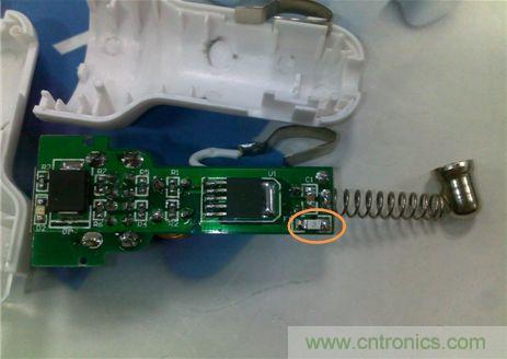 使用AEM-1206HI 2.5A貼片保險絲，布局簡單