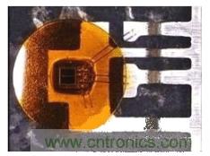 圖2：對于車用級R2Coupler產(chǎn)品如ACPL-M43T光電耦合器，Avago使用雙線強化關鍵功能連接