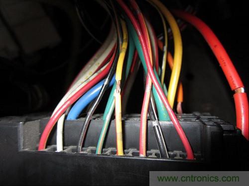 控制線25線--黃底紅條，電容器輸出線為最大的藍色線，接蓄電池正極的線為白底紅條粗線