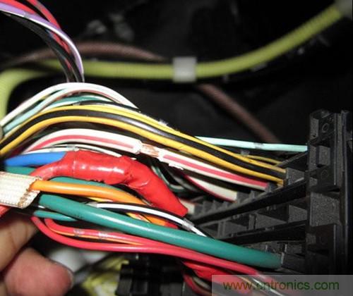 控制線25線--黃底紅條，電容器輸出線為最大的藍色線，接蓄電池正極的線為白底紅條粗線