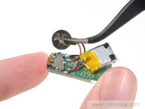 拿下電池，電池還沒有指甲蓋大，5-7天的電量