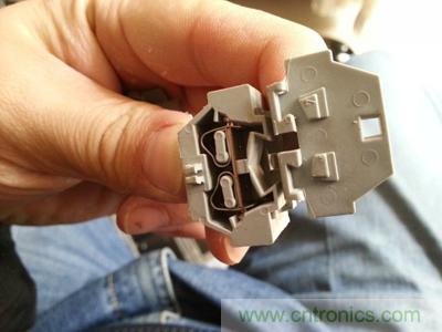 手工打造太陽能充電照明系統(tǒng):點亮LED給手機(jī)充電