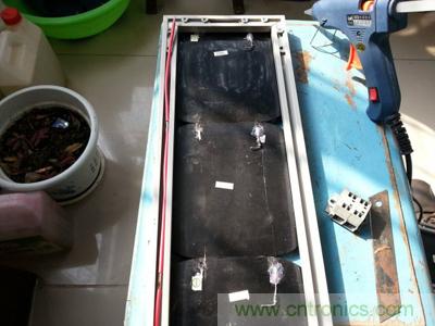 手工打造太陽能充電照明系統(tǒng):點亮LED給手機(jī)充電