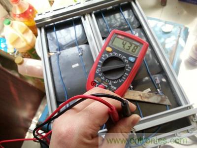 手工打造太陽能充電照明系統(tǒng):點亮LED給手機(jī)充電