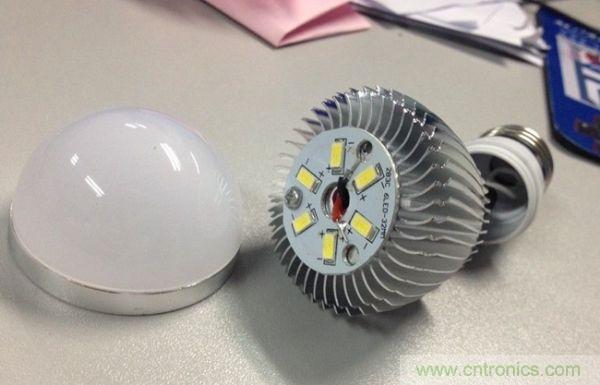 3瓦拆開，基板只有一顆螺絲，還沒擰緊