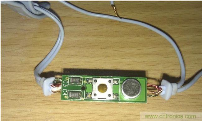 正面，好像是極性電容，一個按鍵，一個麥克：