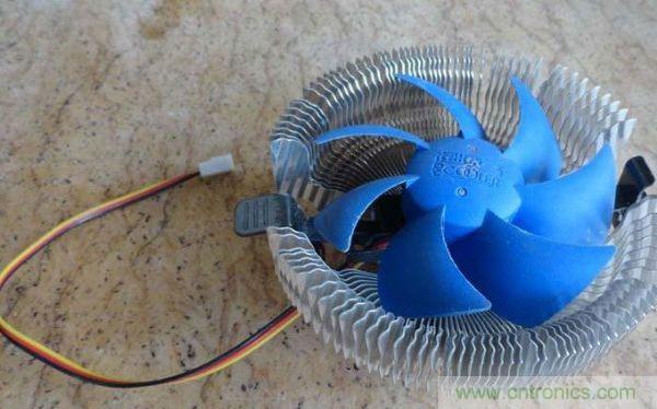 變廢為寶！風(fēng)扇散熱器變身山寨LED燈