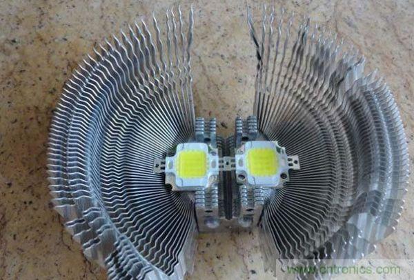 變廢為寶！風(fēng)扇散熱器變身山寨LED燈
