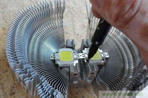 變廢為寶！風(fēng)扇散熱器變身山寨LED燈