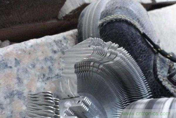 變廢為寶！風(fēng)扇散熱器變身山寨LED燈