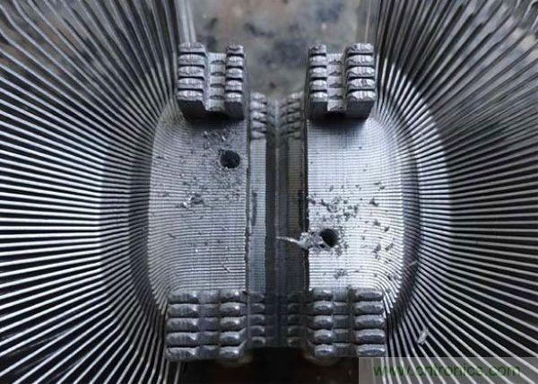 變廢為寶！風(fēng)扇散熱器變身山寨LED燈