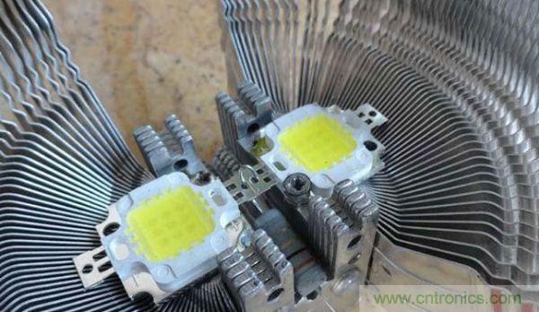 變廢為寶！風(fēng)扇散熱器變身山寨LED燈