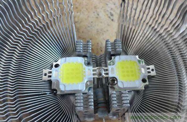 變廢為寶！風(fēng)扇散熱器變身山寨LED燈