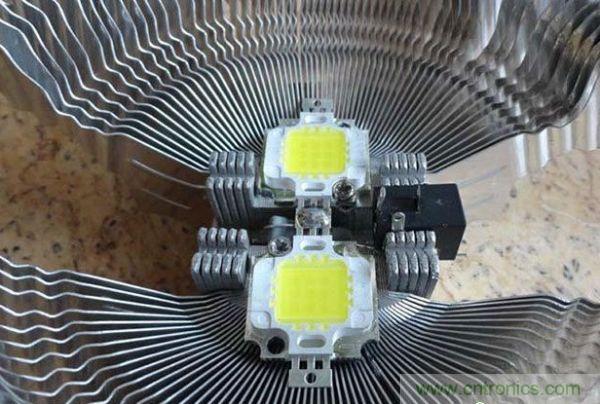 變廢為寶！風(fēng)扇散熱器變身山寨LED燈