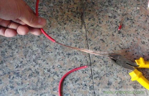 變廢為寶！風(fēng)扇散熱器變身山寨LED燈