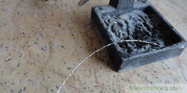 變廢為寶！風(fēng)扇散熱器變身山寨LED燈