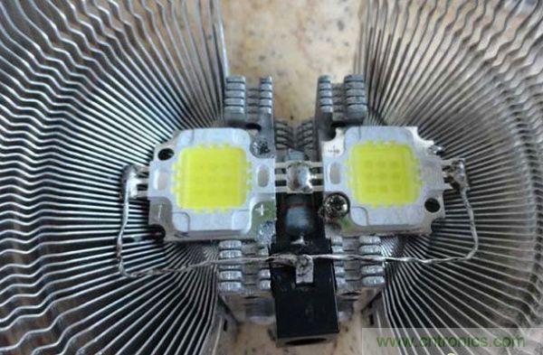 變廢為寶！風(fēng)扇散熱器變身山寨LED燈