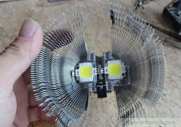 變廢為寶！風(fēng)扇散熱器變身山寨LED燈