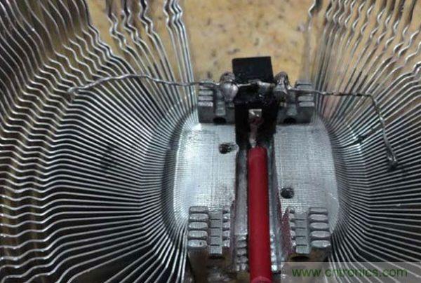 變廢為寶！風(fēng)扇散熱器變身山寨LED燈