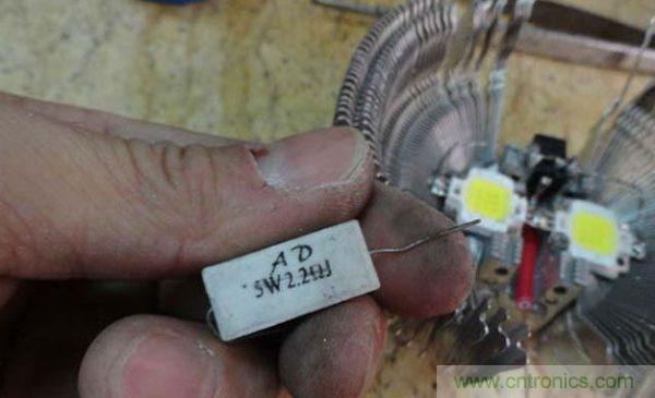 變廢為寶！風(fēng)扇散熱器變身山寨LED燈