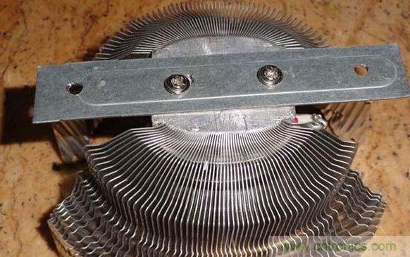 變廢為寶！風(fēng)扇散熱器變身山寨LED燈