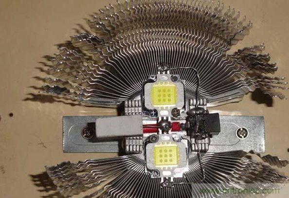 變廢為寶！風(fēng)扇散熱器變身山寨LED燈