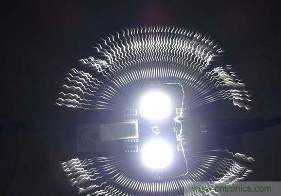 變廢為寶！風(fēng)扇散熱器變身山寨LED燈