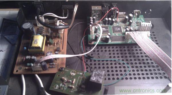 加了個繼電器，兩個三極管，五個電阻和一個二極管(三極管把解碼板的小信號進(jìn)行了兩級放大,電阻是偏置作用)。
