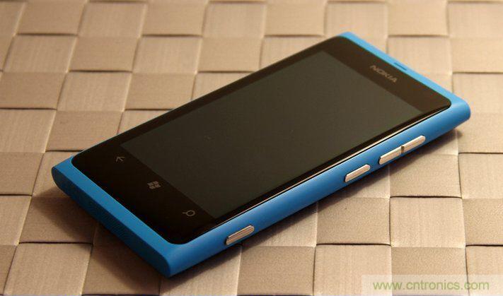 拆解諾基亞Lumia800,做工依舊精細(xì)！