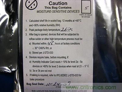元器件的MSL標簽，上面寫有敏感度等級5以及密封日期和烘烤指南