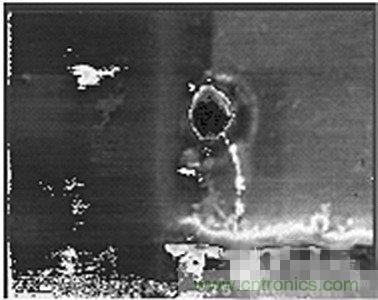 受ESD影響，氧化物沖進(jìn)一個(gè)小孔