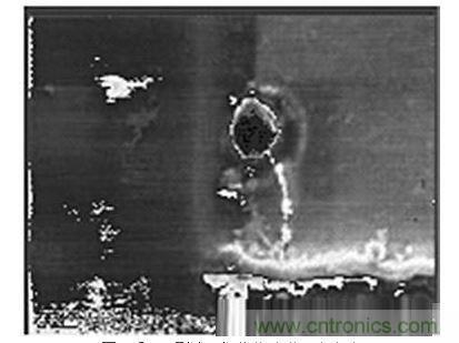 受ESD影響，氧化物沖進(jìn)一個小孔