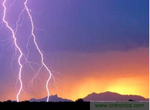 【導(dǎo)讀】處于空間變化的強(qiáng)電磁場中的物體，由于電磁感應(yīng)，在其內(nèi)部就會產(chǎn)生很高的感應(yīng)電動勢，很容易造成意外?，F(xiàn)在家用電器的也采取了各種相應(yīng)的防護(hù)措施，特別是雷電的防護(hù)，不要以為在家里的電器就不怕雷電哦，&ldquo;家里&rdquo;也不安全的，所以雷天下電器防雷常識還是不可少的。  家用電器的防護(hù)，除了避免人為損壞外，諸多不可抗力因素所帶來的損壞也要采取相應(yīng)的防護(hù)措施，特別是雷電的防護(hù)。雷電流在50～100微秒的時間內(nèi)，從０變化到幾萬安，再由幾萬安變化到０，在其周圍空間會產(chǎn)生瞬變的強(qiáng)電磁場。處于空間變化的強(qiáng)電磁場中的物體，由于電磁感應(yīng)，在其內(nèi)部就會產(chǎn)生很高的感應(yīng)電動勢。以前，由于它的成災(zāi)概率極小，沒有引起人們的注意，但隨著微電子技術(shù)的重大進(jìn)展，超大規(guī)模集成電路誕生，它的能耗小、靈敏度極高等特點，使得其容易被損壞。          在建筑物內(nèi)，大量布設(shè)著各種導(dǎo)體線路。當(dāng)建筑物遭受雷擊或其周圍發(fā)生雷擊時，雷電流將在建筑物內(nèi)部空間產(chǎn)生瞬態(tài)磁場脈沖，這種磁場脈沖干擾上述回路后，將在回路中感應(yīng)出瞬態(tài)過電壓，危及這些回路相連的設(shè)備。雖然建筑物做好了防雷措施，但建筑物不可避免的會出現(xiàn)露洞。比如大面積的門窗可以讓電磁波入侵來去自由，輸電線路引雷入室等等。甚至有些電器還是露天使用的，因此應(yīng)做好電器防雷。 6   電力系統(tǒng)因其裸露而置于高空，是最易遭受雷擊的。20世紀(jì)初，在電力系統(tǒng)應(yīng)用到輸電線中上時創(chuàng)造了避雷線，即接閃器是一根或兩根架設(shè)在輸電線上方的接地鋼線，也就是前面所稱的&ldquo;避雷線&rdquo;。由于它簡單有效，所以在房屋建筑上也推廣了這種形式的接閃器，將它安裝在房屋上容易發(fā)生雷擊的地方，起到避雷的作用?，F(xiàn)在許供電線路采用地下電纜，對防雷有了很大的幫助。但高壓運(yùn)輸還是必須架空明線，因此，必須使用避雷線。          人們通常用過壓保護(hù)器來保護(hù)電器。其防雷原理是：這種保護(hù)器有兩個端口，電器電源火線與零線分別各接保護(hù)器的一個端口，每個保護(hù)器另一端再接地，通過間隙擊穿達(dá)到對地放電的目的。在正常工作電壓下，避雷器間隙不會被擊穿，當(dāng)過電壓沿導(dǎo)線傳過來危及被保護(hù)設(shè)備的過電壓時，避雷器間隙很快被擊穿，對地放電，使大量的電荷都泄入到大地，從而限制了被保護(hù)設(shè)備的輸入電壓，起到了保護(hù)設(shè)備的作用。過電壓過去以后，間隙能迅速恢復(fù)，使電器正常工作。一些高檔的電器自帶保護(hù)器，但是還有許多的電器沒有這一裝置。因此，應(yīng)在入戶電線接上保護(hù)器。在雷暴天氣時，如果沒有特別的用電要求，最好將入戶總閘關(guān)閉。          微電子技術(shù)的發(fā)展，用電器大量使用集成電路。雷電發(fā)生時的電磁效應(yīng)是集成電路的克星。而現(xiàn)在使用集成電路最多的莫過于計算機(jī)了，為了防止電磁感應(yīng)對其的破壞，計算機(jī)的主機(jī)外殼一般由金屬制成。利用金屬的靜電屏蔽和對電磁波的趨膚效應(yīng)，對防止感應(yīng)雷有很好的效果。