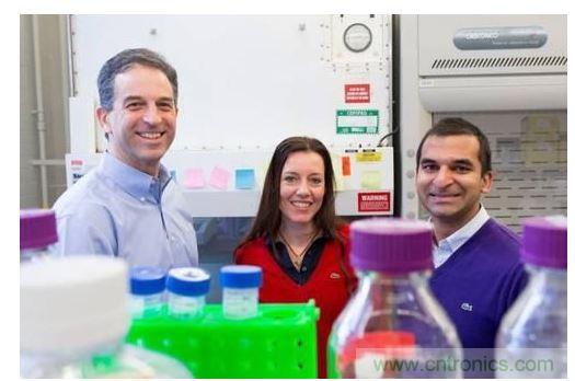 從左到右：MIT生物工程學教授Ron Weiss、機械工程學副教授Domitilla Del Vecchio，以及MIT生物工程系學生Deepak Mishra。