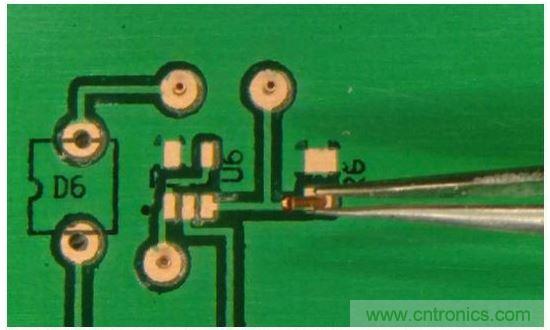 插入鉚釘，并將板子翻轉(zhuǎn)過(guò)來(lái)