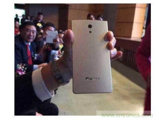 【導(dǎo)讀】在兩會期間，格力董事長董明珠對手機制造曾有過較為明顯的表態(tài)，她表示如果格力做手機，那么用戶在3年之內(nèi)是不用進行更換的。然而就在不久之后，她又爆出了一條更為令人震驚的消息，格力手機已經(jīng)做出實體機了。  曝光的格力手機  格力手機的首秀出現(xiàn)在中山大學(xué)博學(xué)大講堂。董明珠今日參加中山大學(xué)博學(xué)大講堂上做&ldquo;傳統(tǒng)企業(yè)的突圍成長&rdquo;演講。演講中，董明珠話鋒一轉(zhuǎn)，談到了格力手機。&ldquo;我們也很意外&rdquo;，董明珠陪同人員表示，&ldquo;董總突然叫她的秘書拿手機過來，然后跟大家說&lsquo;透露一下格力的手機已經(jīng)出來了，我也已經(jīng)用了&rsquo;。&rdquo;  按照內(nèi)部規(guī)劃，今年格力可能會將手機推向市場，但具體的正式發(fā)布時間尚未確定。在北京參加兩會期間，董明珠曾到奇虎360公司參觀，引發(fā)外界關(guān)于格力與360合作的大猜想。格力手機是代工還是自己造?售價多少?會否搭載格力智能家居系統(tǒng)?這一切都還沒有答案。格力集團市場部相關(guān)負責(zé)人表示，如果有消息會通過公司公告披露。  格力為什么做手機？外界最普遍的猜測是為布局智能家居。目前手機成為了公認的智能家居入口，很多智能家居的遠程遙控都通過手機來實現(xiàn)，再者，董明珠做事喜歡掌控大局，所以這個猜測很有可能是正確的。那么，可以肯定的是格力未來要做的智能家居，必然不是單一的硬件產(chǎn)品，而是一整套家居生態(tài)系統(tǒng)。