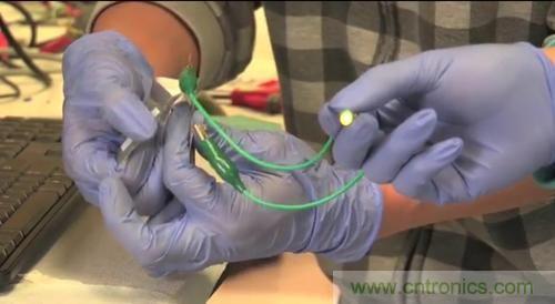 就是這么任性！柔性電池僅需1秒就充電完畢？